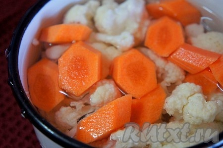 Цветную капусту разобрать на соцветия, морковь крупно нарезать. Положить овощи в воду и варить 5-7 минут после закипания.