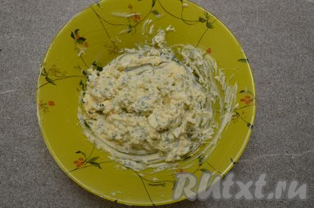 Перемешать смесь из творожного сыра, яиц и зелени. Яично-сырная масса получается однородной, в меру густой.