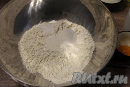 Прежде всего замесим песочное тесто, для этого нужно в объёмную миску всыпать муку, сахар, разрыхлитель, соль, перемешать.