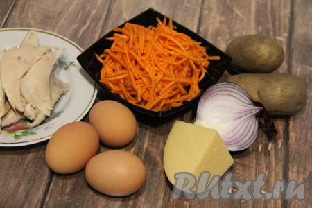 Подготовить продукты для приготовления салата "Подкова" с корейской морковью. Сварить вкрутую яйца (варить минут 9-10 с момента закипания), остудить их и очистить. Картошку отварить в кожуре до готовности (в течение минут 20-25 после закипания воды). Корейскую морковку можно использовать покупную, можно приготовить морковь по-корейски самостоятельно. Для этого салата можно взять куриное филе, отваренное в подсоленной воде (в течение 25-30 минут после закипания воды), можно использовать копчёную курицу.