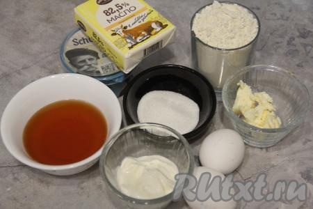 Подготовить продукты для медового бисквита. Если мёд у вас засахаренный, тогда растопите его на водяной бане (или в течение 10 секунд в микроволновке на максимальной мощности). 