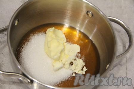 В небольшой ёмкости сметану соединить с содой перемешать. В кастрюлю влить мёд, всыпать сахар, добавить сливочное масло, поставить на средний огонь.