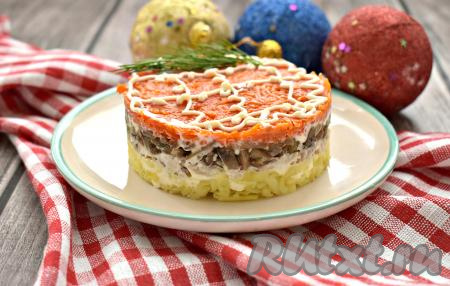 Вкусный, сочный, яркий салат "Лисья шубка", приготовленный с курицей и грибами, украсит любой праздничный стол!