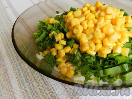 Добавить кукурузу в салат к черемше, яйцам и укропу, перемешать, посолить, поперчить по вкусу.

