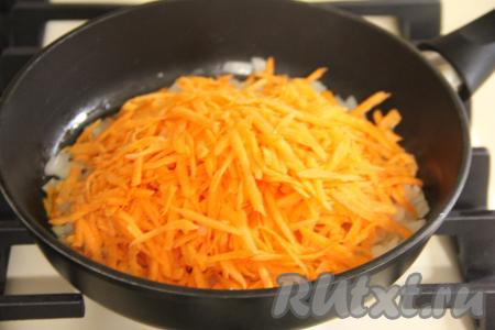 К обжаренному луку выложить очищенную и натёртую на крупной тёрке морковку, перемешать, и обжаривать овощи, периодически их помешивая, минут 6-7 (до мягкости морковки).
