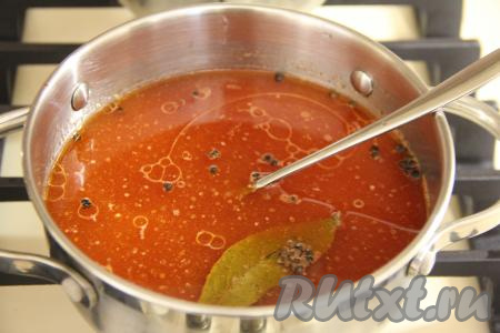 Готовый томатный маринад снять с огня, дать ему остыть.