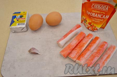 Подготовить продукты для приготовления крабовых палочек, фаршированных сыром и яйцом. Крабовые палочки заранее достать из морозилки, чтобы они успели разморозиться. Сварить вкрутую яйца (варим после закипания воды минут 9-10), затем полностью остудить их и очистить.