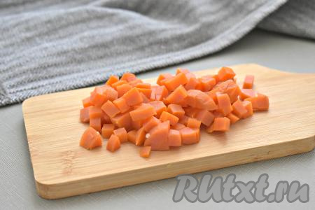 Морковку нарезаем на кубики такого же размера, как нарезана картошка.