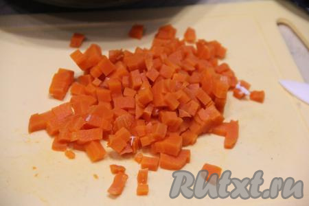 Нарезать морковку на средние кубики. Я отрезала от моркови несколько кружочков и в дальнейшем использовала их для украшения салата.