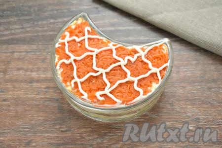 Рисуем на моркови сеточку из майонеза. Салат на 30-40 минут ставим в холодильник, чтобы слои хорошо пропитались.