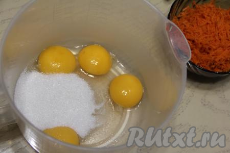 В другой миске соединить желтки и 50 грамм сахара.