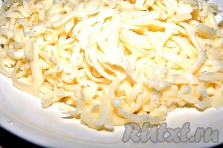 Для начинки хачапури сыр сулугуни натереть на терке и добавить к нему адыгейский сыр. Можно использовать только сулугуни.