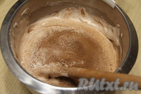 Небольшими порциями всыпать просеянную муку, какао и разрыхлитель, перемешивая тесто лопаткой до однородного состояния.