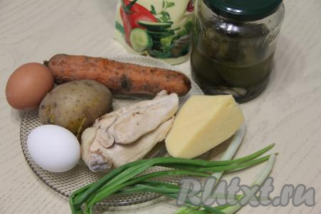 Подготовить продукты для приготовления салата "Оливье" с сыром. Картошку и морковку сварить в кожуре до полной готовности (на варку потребуется минут 25 с момента закипания воды, полностью готовые варёные овощи будут легко прокалываться ножом), затем достать овощи и полностью остудить. Яйца сварить вкрутую (в течение 10 минут после закипания воды), после этого остудить их и очистить. Куриное филе (или мясо с других частей курицы, например, филе бедра) отварить в подсоленной воде в течение 25-30 минут, остудить.