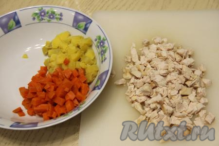 Куриное мясо тоже нарезать на небольшие кубики, переложить к морковке с картошкой.