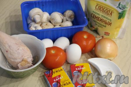 Подготовить продукты для приготовления салата "Любимому мужу" с грибами и копчёной грудкой. Сварить яйца в течение 9-10 минут после закипания воды, после этого остудить их в холодной воде и очистить.