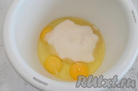 Яйца вбить в чашу, в которой будет удобно взбивать миксером. Сюда же всыпать сахар.