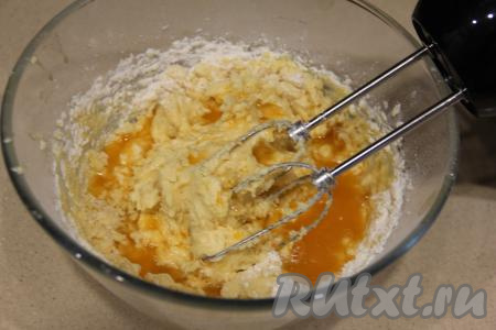 Перемешивать тесто для кекса на низкой скорости миксера. Затем влить мандариновый сок.