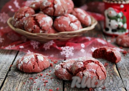 Красивое печенье "Красный бархат" с аппетитными трещинками порадует вас своим вкусом!