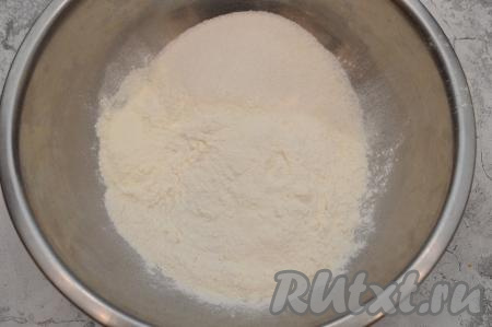 Вначале подготовим тесто-крошку, для этого в глубокую миску нужно насыпать муку, сахар, разрыхлитель, перемешать сухие ингредиенты.
