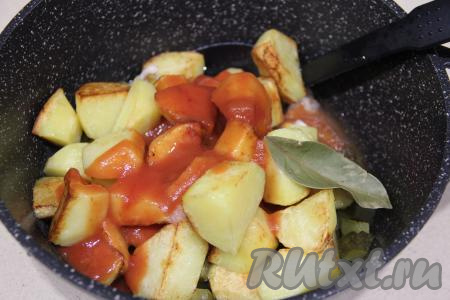 Отдельно в небольшой ёмкости в 100 миллилитрах воды развести томатную пасту и влить получившийся томатный соус в кастрюлю с курицей, солёными огурцами и картошкой. Перемешать, накрыть кастрюлю крышкой, дать закипеть соусу и томить азу на медленном огне минут 25.