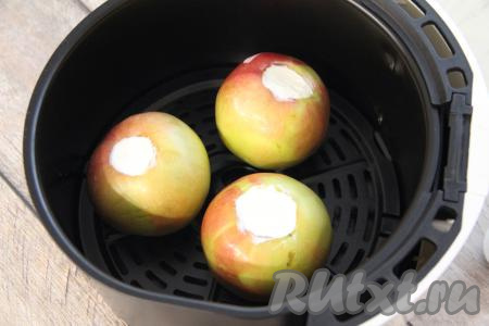 Выложить яблоки в чашу аэрогриля, крышку закрыть. Выставить на 30 минут температуру 180 градусов.