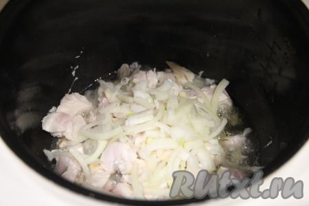 Лук нарезать на полукольца, добавить к обжаренному куриному мясу, перемешать, жарить минут 5, иногда помешивая и не закрывая крышку мультиварки.