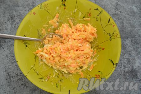 Посолить овощи с яйцом по вкусу, перемешать и начинка для фарширования скумбрии готова.