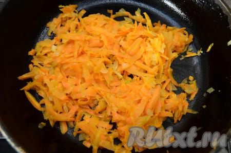 К обжаренному луку выложить натёртую на крупной тёрке морковку, перемешать. Обжаривать овощи 5-7 минут (до готовности моркови), периодически перемешивая. 