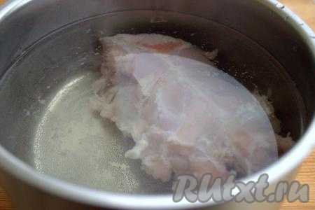 Части курицы тщательно вымыть, поместить в кастрюлю, залить 1,5-2 литрами холодной воды и поставить на огонь.