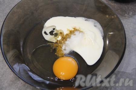 Для приготовления кляра соединить 1 сырое яйцо, 2 столовых ложки сметаны и 2 столовых ложки растительного масла, всыпать соль и специи. Перемешать массу венчиком (или вилкой) до однородности.