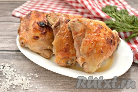 Вкусные, сочные, аппетитные кусочки курицы, запечённые в кефире в рукаве, достаём из духовки. Подавать их к столу можно и тёплыми, и остывшими, дополнив гарниром.