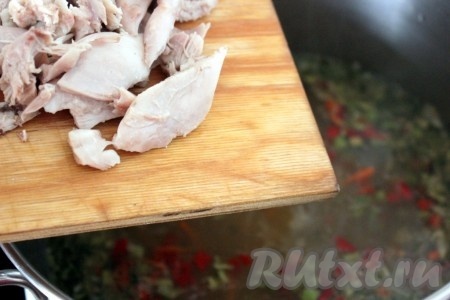 Куриное мясо отделить от костей, порезать и вернуть в суп. Варить до желаемой степени мягкости и разваренности гороха.