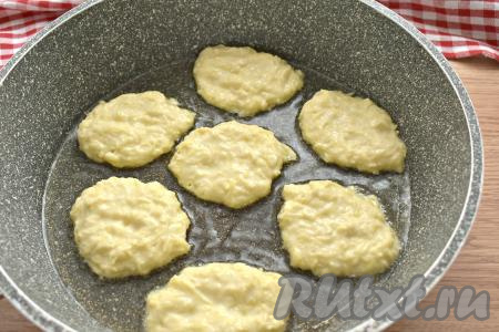 Вливаем на сковороду растительное масло и разогреваем его. На хорошо разогретую сковороду выкладываем по 1 столовой ложке картофельного теста, формируя круглый (или овальный) оладушек.