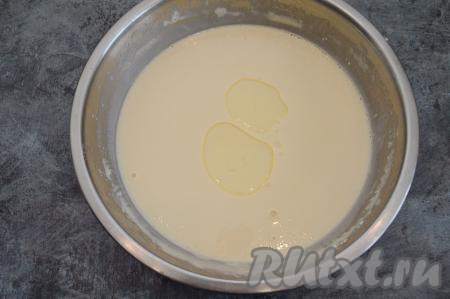 В отдельной посуде довести молоко почти до кипения (я довела практически до кипения на плите). И сразу горячее молоко тонкой струйкой влить в блинное тесто, интенсивно перемешивая венчиком (или столовой ложкой). Получившееся заварное тесто будет достаточно жидким, влить в него растительное масло и перемешать.
