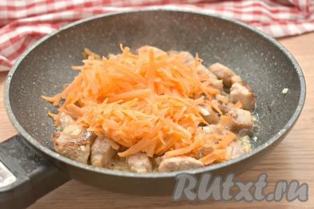 Морковку натираем на крупной тёрке (или нарезаем тонкой соломкой). Когда лук станет достаточно прозрачным, добавляем в сковороду морковь, перемешиваем, обжариваем минут 5 (до мягкости морковки), иногда помешивая.