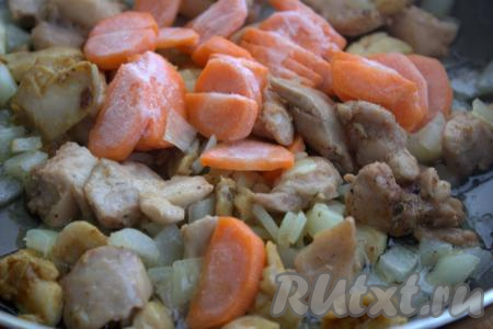 Затем в сковороду добавить очищенную и нарезанную на достаточно тонкие полукружочки (или брусочки) морковь (я взяла замороженную морковку).