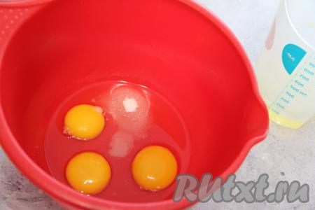 Пока варится печень, замесим блинное тесто. Для этого яйца нужно аккуратно разделить на белки и желтки. В объёмную миску выложить яичные желтки, всыпать соль и сахар, перемешать венчиком.