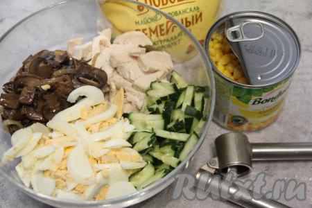Соединить в салатнике курицу, огурец, яйца и грибы с луком.