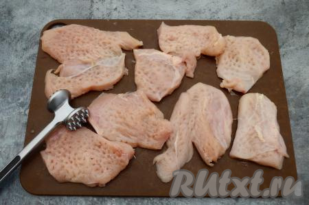Куриное филе нарезать на пласты толщиной примерно 1 сантиметр и отбить кулинарным молоточком. Отбивные посолить по вкусу.
