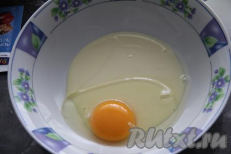 Сперва замесим тесто, для этого в миске нужно соединить яйцо и 100 миллилитров сгущённого молока, перемешать венчиком (или вилкой) до однородности.