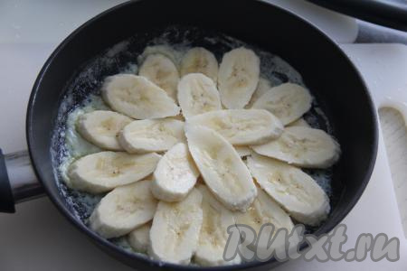 Бананы почистить и нарезать на тонкие ломтики. Выложить бананы внахлёст, как на фото.