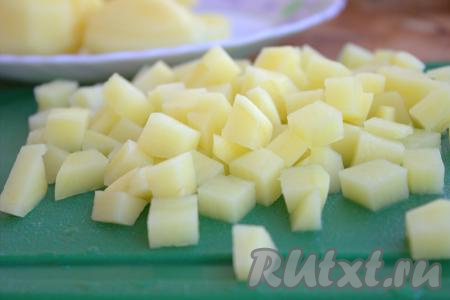 Очистить картошку и лук. Картофель нарезать на мелкие кубики. Луковицу нарезать достаточно мелко.