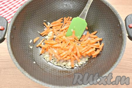Морковь очищаем, нарезаем на достаточно тонкие брусочки, затем добавляем к обжаренному луку, перемешиваем и обжариваем минуты 3-4, периодически перемешиваем.
