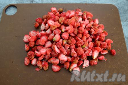 Пока тесто "отдыхает", можно заняться клубникой. Крупные ягоды нарезать на средние дольки (очень мелко резать не нужно).