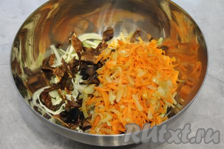 К капусте с грибами выложить обжаренные морковку с луком.