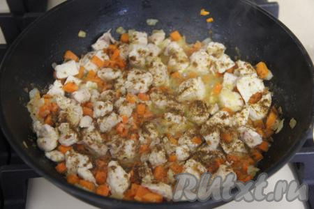 Обжаривать курицу с овощами минут 15, периодически помешивая. Затем добавить соль и специи по вкусу, перемешать.