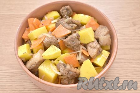 Свинину с картошкой и овощами перекладываем в жаропрочную форму для запекания.