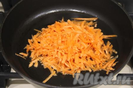 Морковь очистить, натереть на крупной тёрке. В сковороду влить масло, разогреть его и выложить натёртую морковку.