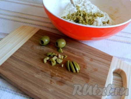 Оливки нарезать и добавить в тесто.